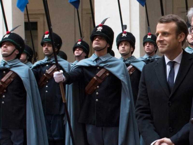 Emmanuel Macron e Paolo Gentiloni (foto LaPresse)