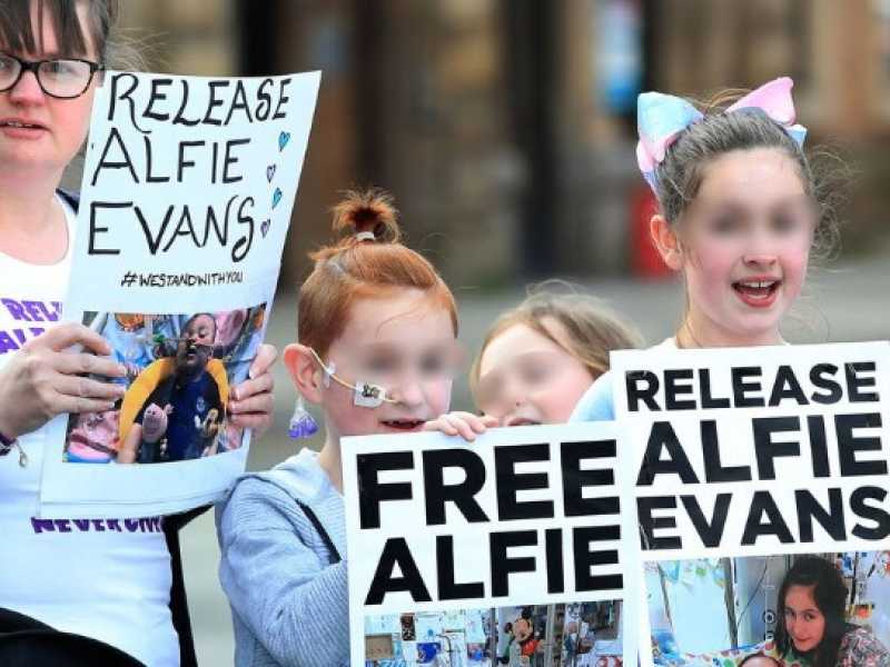 Manifestazione in sostegno di Alfie Evans (foto LaPresse)