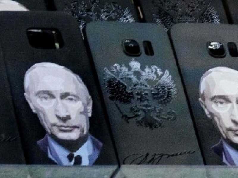 Alcune cover per smartphone raffiguranti Vladimir Putin, in vendita in un chiosco di Mosca (foto LaPresse)
