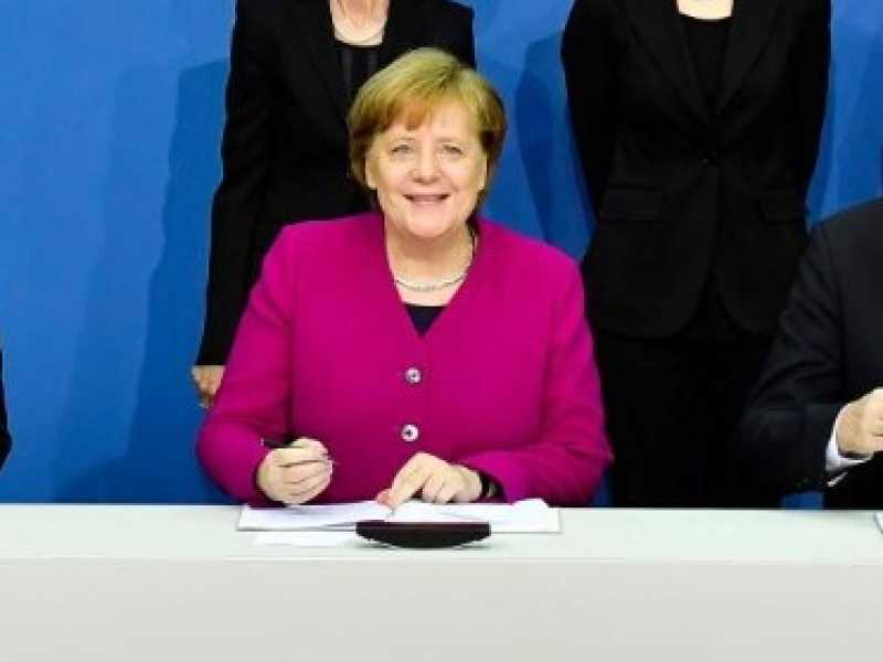Da sinistra Olaf Scholz (Spd), Angela Merkel e Horst Seehofer (Csu) firmano l'accordo di coalizione (foto LaPresse)
