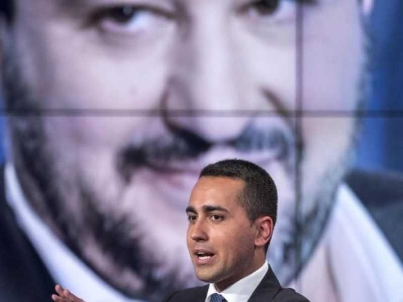 Luigi Di Maio a Porta a Porta e sullo sfondo Matteo Salvini (foto LaPresse)