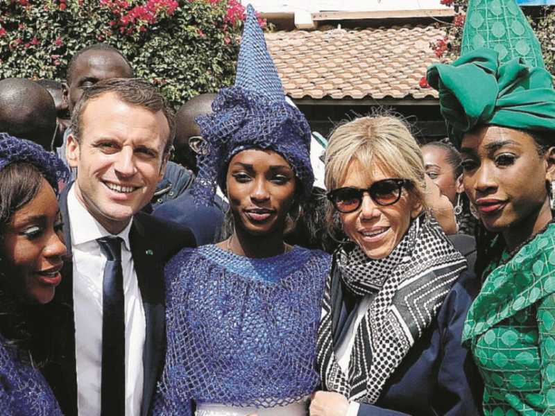 Emmanuel Macron con sua moglie Brigitte durante il viaggio in Senegal. Il presidente francese &egrave; stato criticato per alcune dichiarazioni sull'Africo non "colonialmente corrette" (foto LaPresse) 