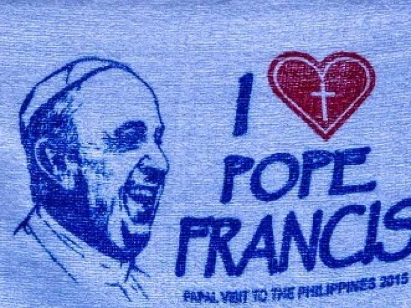 Un lenzuolo con l'immagine di Papa Francesco a Manila (foto LaPresse)