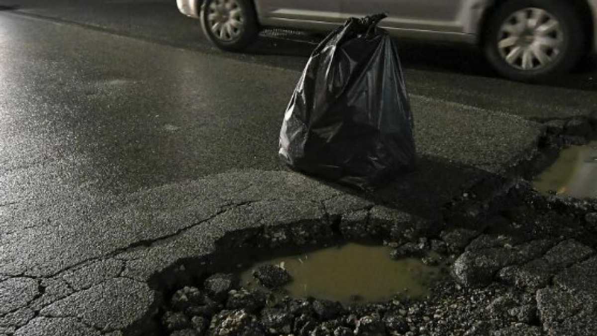 Immagine di Cinquanta sfumature delle buche di Roma. Un decalogo