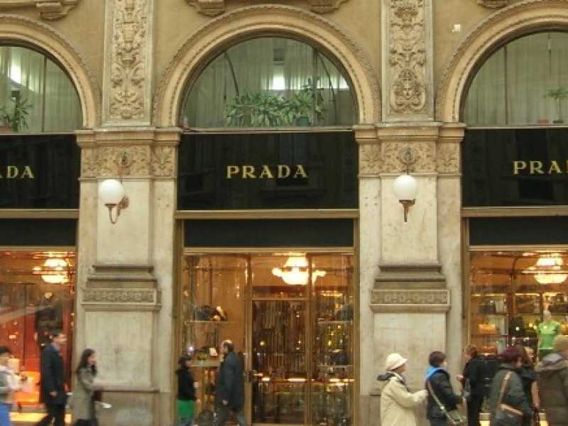 Il negozio di Prada in Galleria Vittorio Emanuele II a Milano (foto LaPresse)