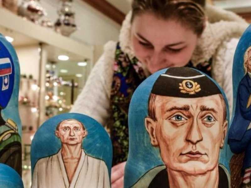 Matrioska con le immagini di Putin  in un negozio di souvenir a Mosca (LaPresse)