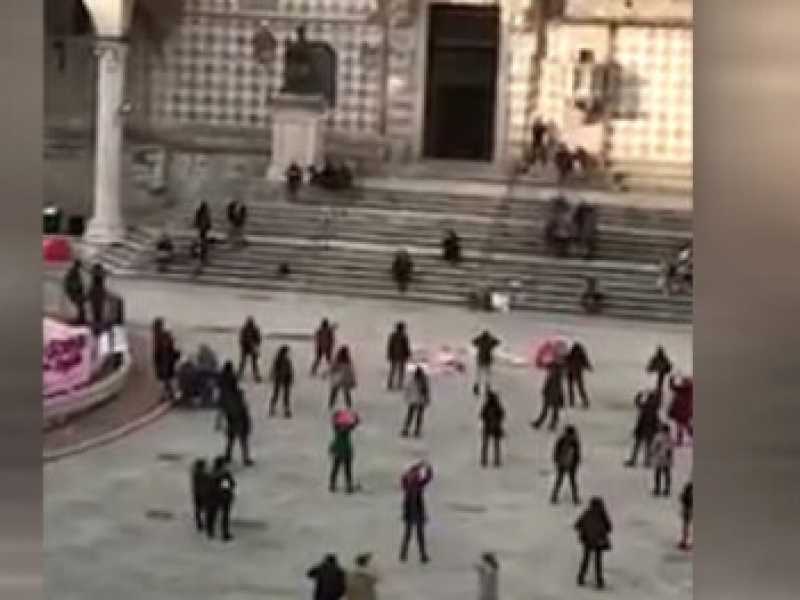 Le femministe davanti alla cattedrale di Perugia