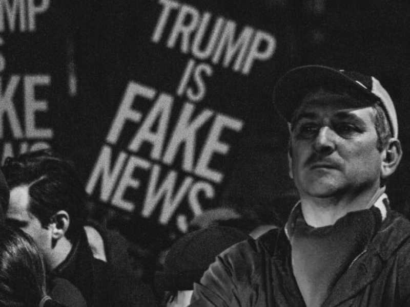 Il problema delle fake news non è Trump, Facebook o i robot. Sei tu