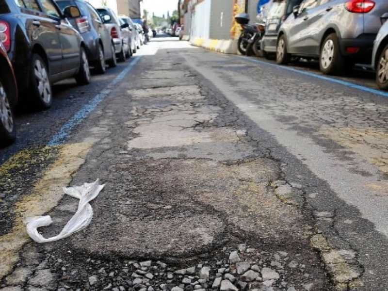 Buche in una strada di San Lorenzo, a Roma (foto LaPresse)