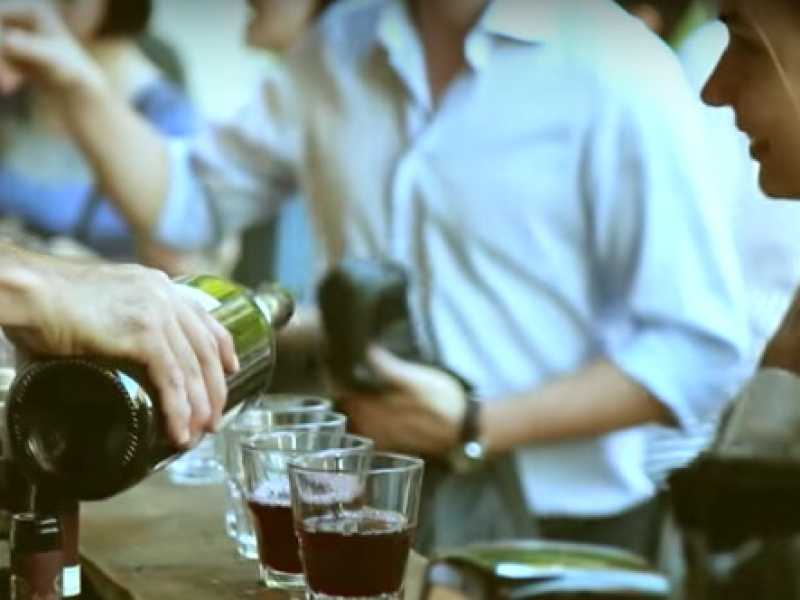 Il bancone del bar allo Spiritdemilan (foto via Youtube)