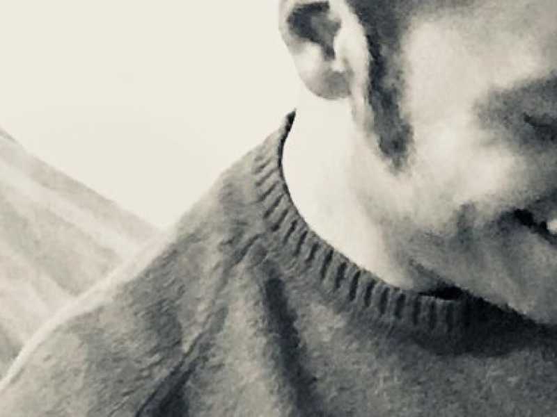 Tiziano Ferro con un neonato in braccio (foto Instagram)