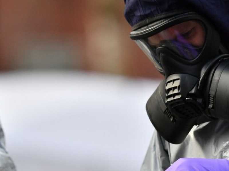Salisbury, rilievi sul luogo dell'avvelenamento di Sergei Skripal e della figlia (foto LaPresse)