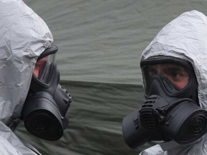 Due militari durante i rilievi a Salisbury, dove sono &egrave; stata avvelenata l&rsquo;ex spia russa Sergei Skripal (Foto LaPresse)