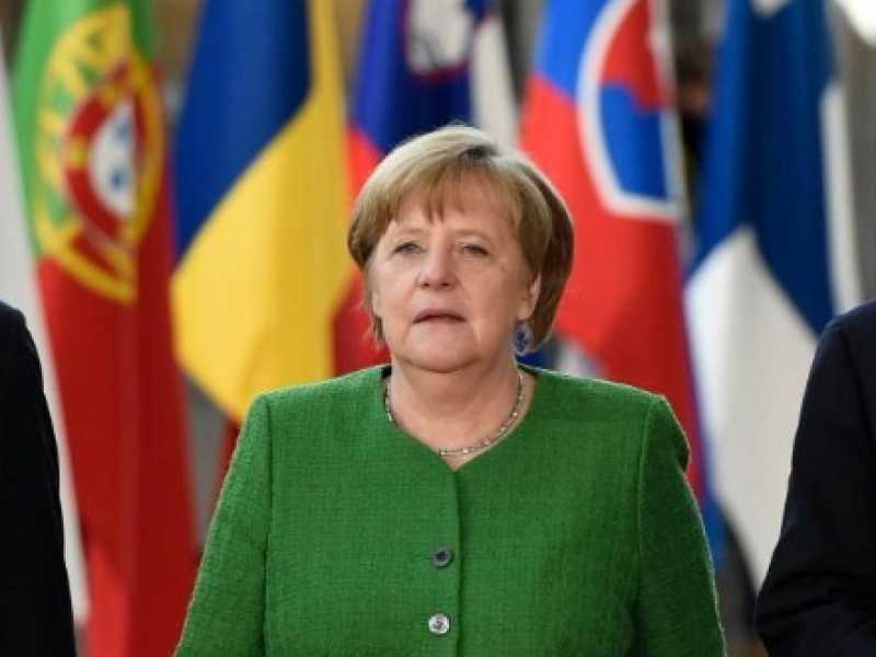 Emmanuel Macron, Angela Merkel e Paolo Gentiloni (foto LaPresse)