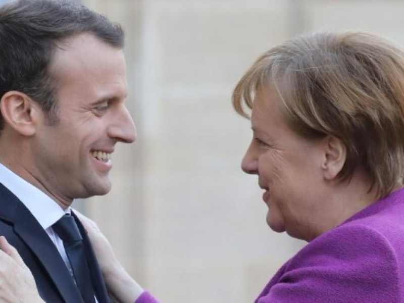 Parigi, Emmanuel Macron riceve Angela Merkel (LaPresse)