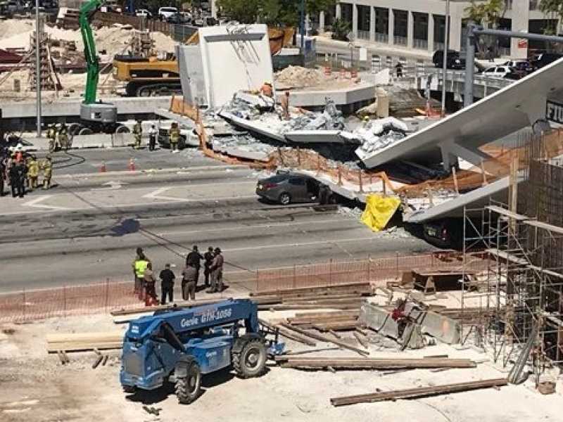 Un ponte ancora in costruzione è crollato a Miami