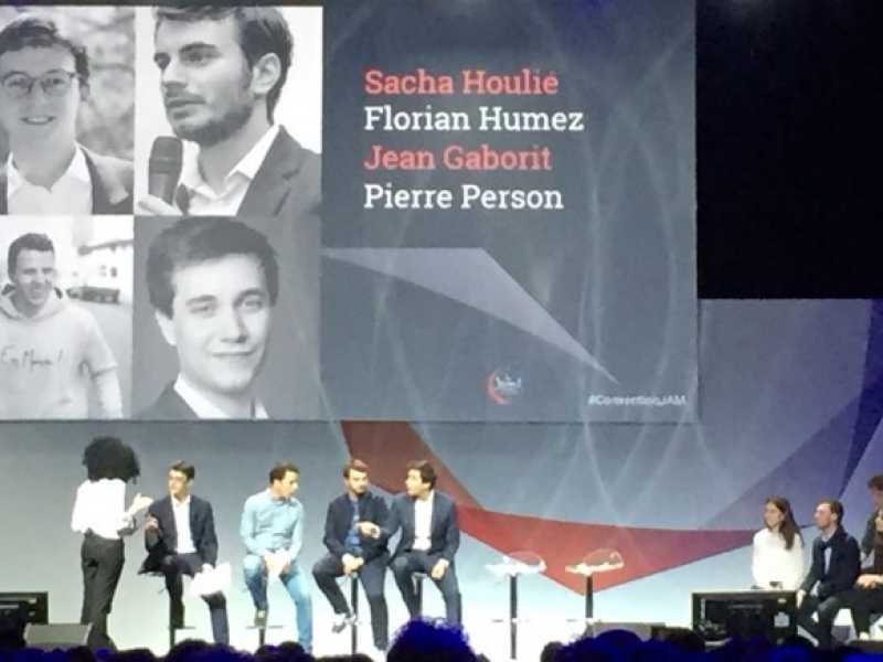 I quattro fondatori di Jeunes avec Macron sul palco del primo congresso del movimento (foto Mauro Zanon)