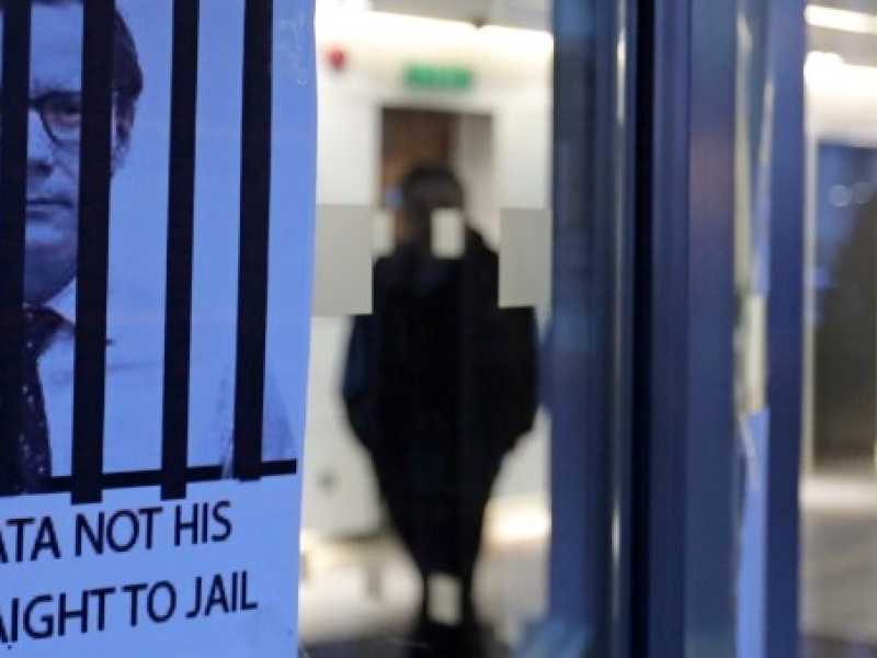 Il ceo di Cambridge Analytica Alexander Nix in un'immagine affissa sull'ingresso dell'ufficio della compagnia a Londra. Foto LaPresse