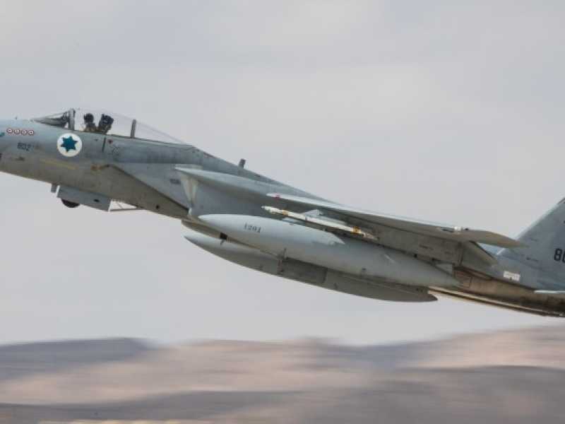 Un caccia F-15 parte dalla base aerea di Uvda durante un'esercitazione aeronautica internazionale in Israele (foto LaPresse)