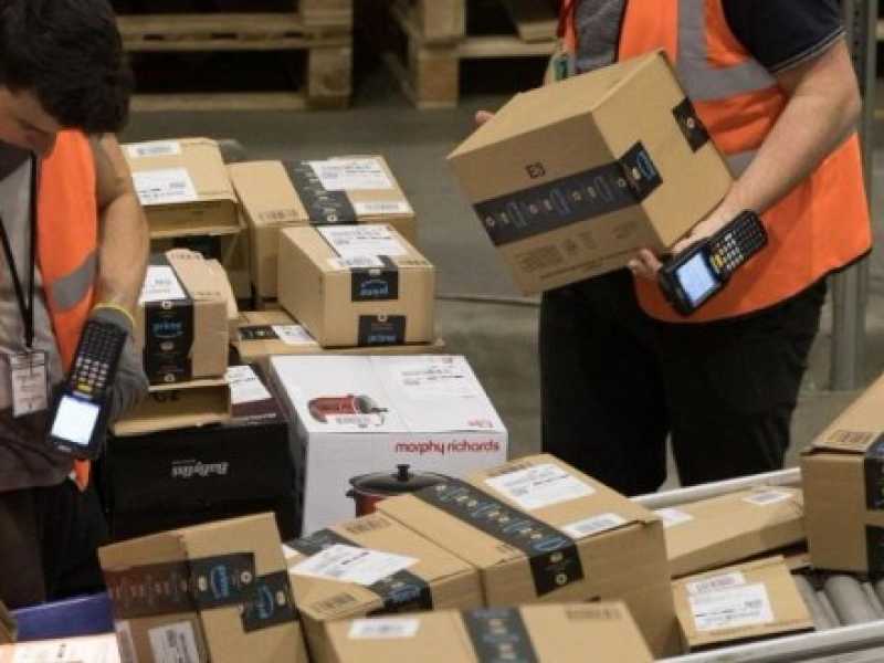 Uno stabilimento Amazon durante il Black Friday 2017 (foto LaPresse)