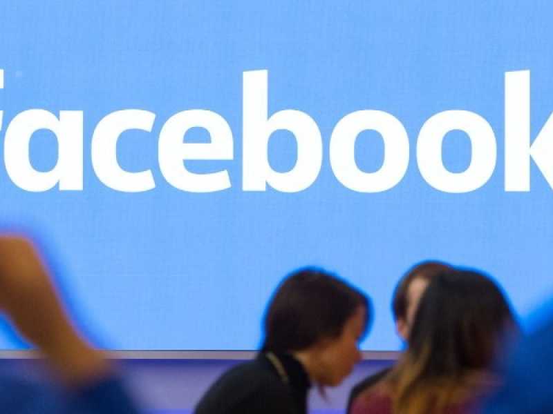Il logo di Facebook su uno schermo nel quartier generale di Rathbone Place, a Londra  (foto LaPresse)