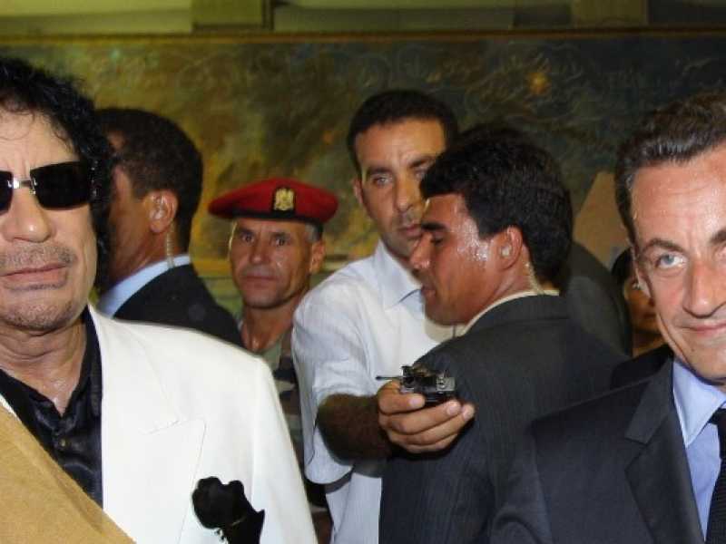Nicolas Sarkozy con Muammar Gheddafi nel 2007 (foto LaPresse)