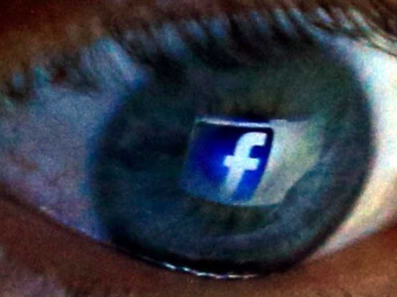 Il logo di Facebook riflesso nell'occhio di una persona (foto LaPresse)