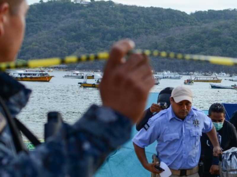 La polizia trasporta il corpo di un uomo ucciso nella spiaggia di Caletilla ad Acapulco, in Messico (foto LaPresse)