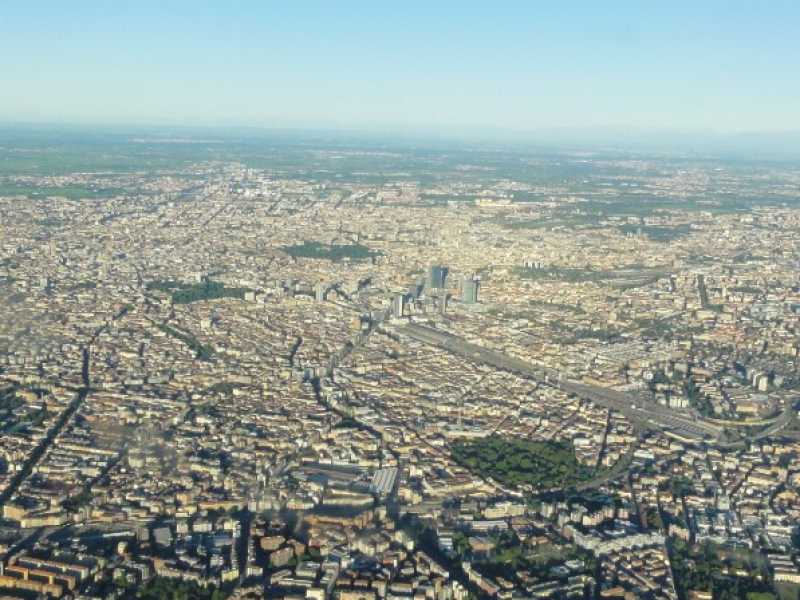 Milano vista dall'alto (foto via Wikipedia)