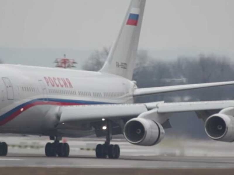 L'aereo Ilyushin 96023 durante un atterraggio a Monaco di Baviera 