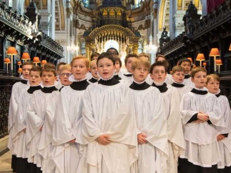 Un gruppo di coristi alla Cattedrale di St. Paul a Londra (foto LaPresse)