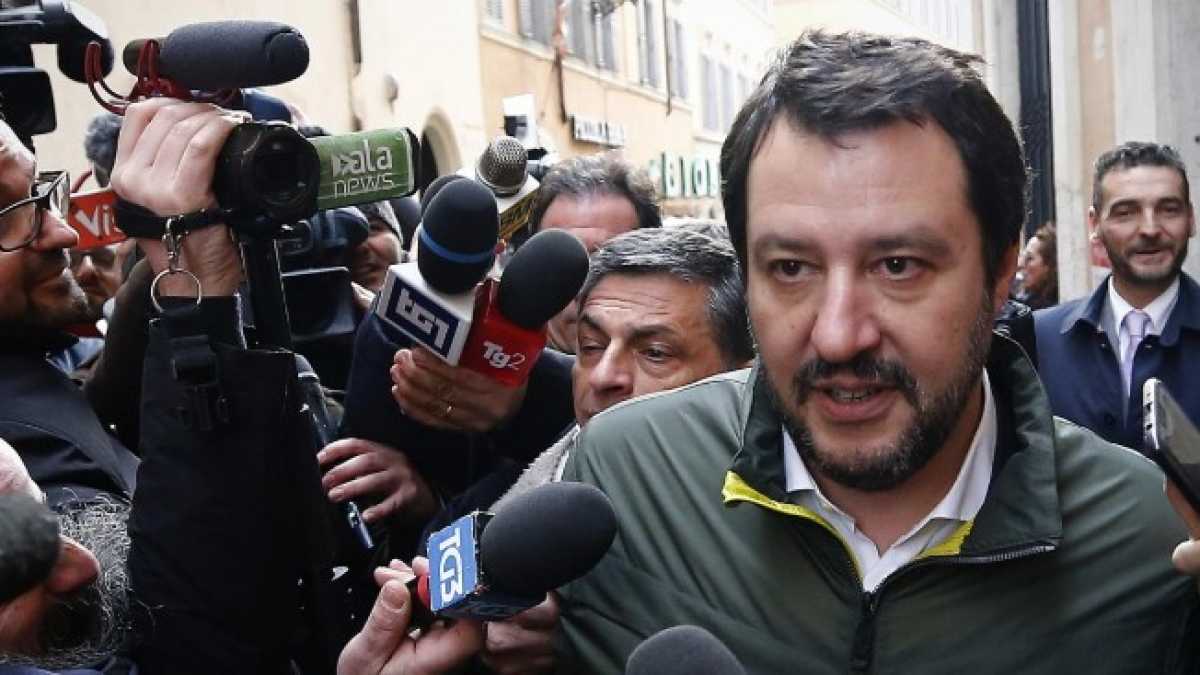 Immagine di Una legislatura appesa al bacio tra Salvini e Di Maio