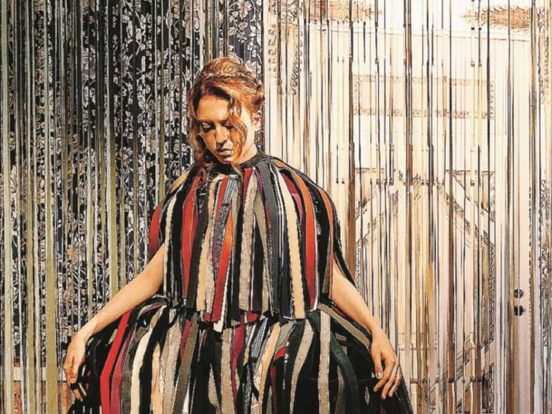 La performance di Eloisa Reverie Vezzosi all'interno dell'installazione "Frange reali" di Gentucca Bini. &ldquo;Ho visto un re&rdquo; &egrave; stata una delle esposizioni di Alcantara a Palazzo Reale 