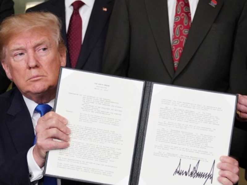 Donald Trump firma sanzioni contro la Cina sulla contraffazione (foto LaPresse)