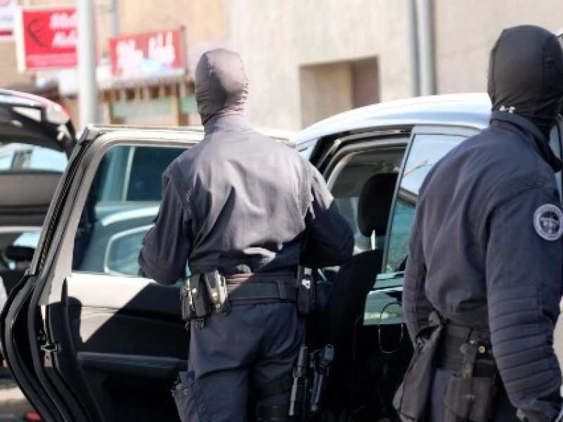 L'intervento della polizia a Tr&egrave;bes, luogo dell'attacco del giovane sostenitore dello Stato islamico (foto LaPresse)