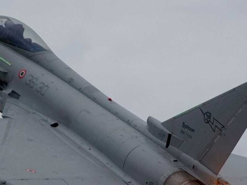Un Eurofighter in fase di decollo