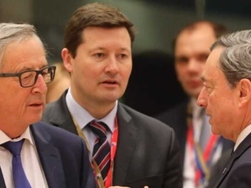 Da sinistra Jean Claude Juncker, Martin Selmayr e Mario Draghi (foto LaPresse)