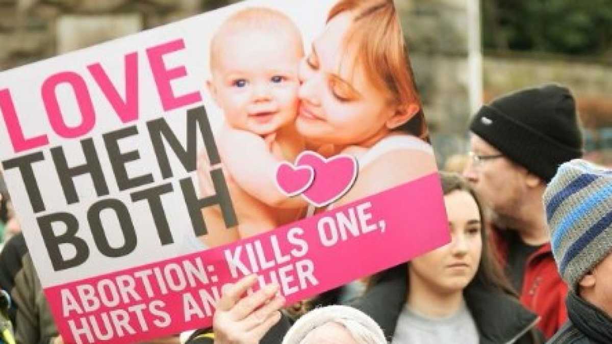 Immagine di Più che sui rosari, i pro-life irlandesi per il referendum puntano su Twitter