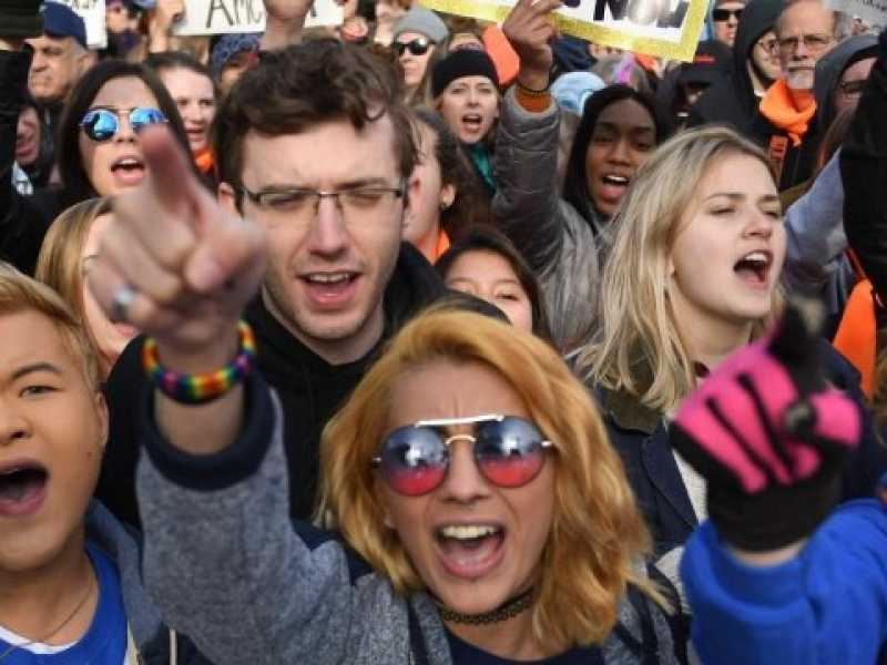 Partecipanti alla marcia contro le armi (Foto LaPresse)