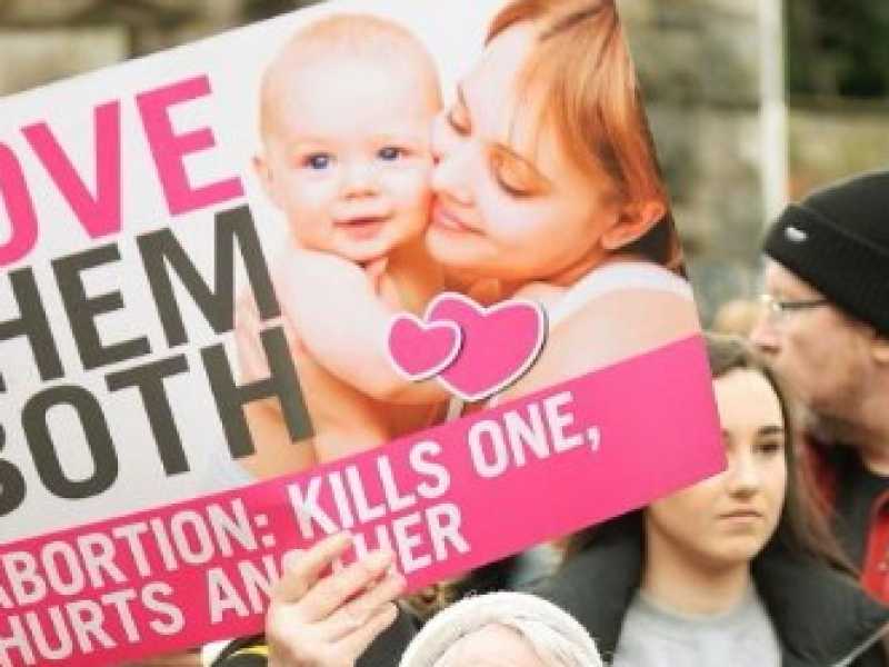 Una manifestazione anti-abortista in Irlanda (foto LaPresse)