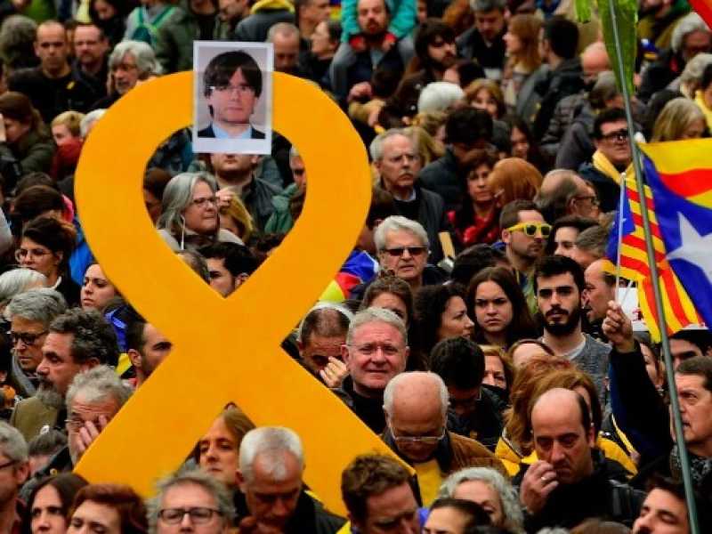Manifestazione contro l'arresto di Carles Puigdemont a Barcellona (foto LaPresse)