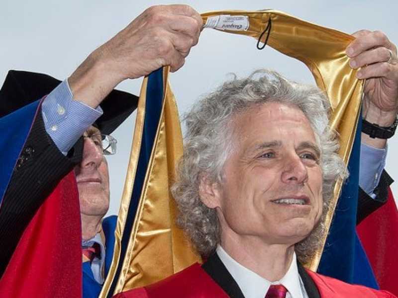 Steven Pinker riceve una laurea honoris causa alla Simon Fraser University (foto LaPresse)