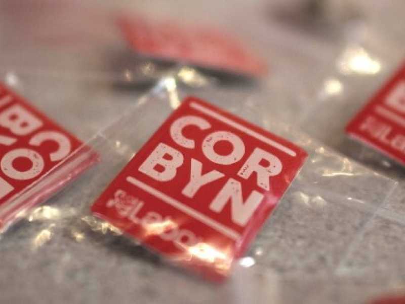 Spille con il nome del segretario del partito laburista Jeremy Corbyn  al congresso annuale del Labour Party, a Brighton (foto LaPresse)