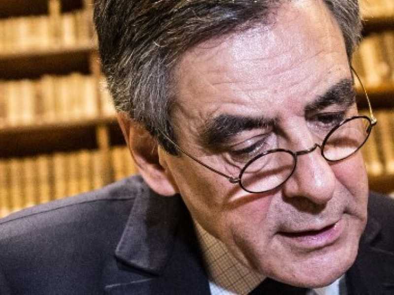 François Fillon visita la Mediatheque di Grand Troyes, nel nord est della Francia (foto LaPresse)