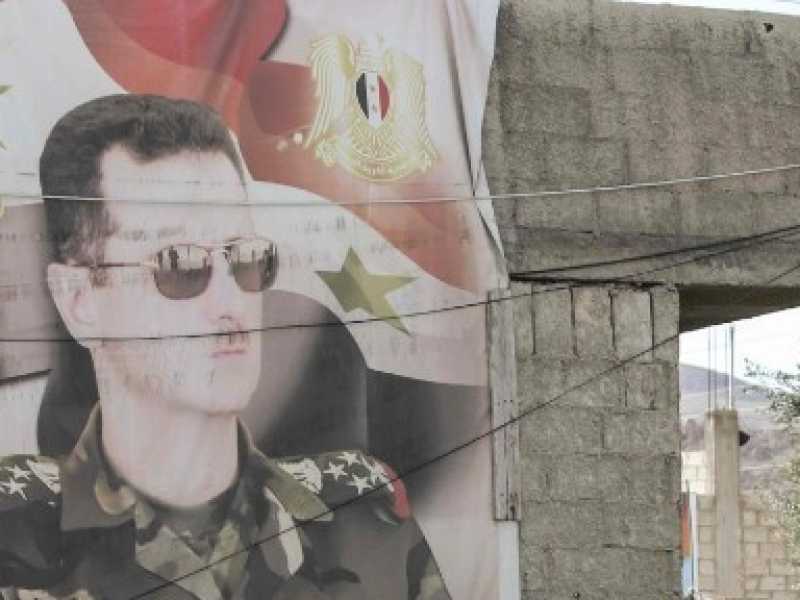 Un poster di Assad, alla periferia di Damasco (foto LaPresse)