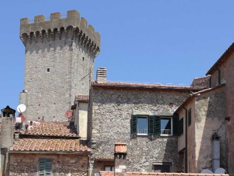 Il centro storico di Capalbio (foto via Wikimedia Commons)