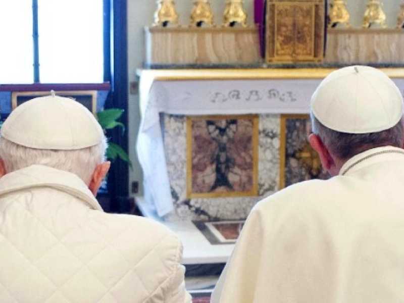 Benedetto XVI e Papa Francesco insieme a Castel Gandolfo (foto LaPresse)