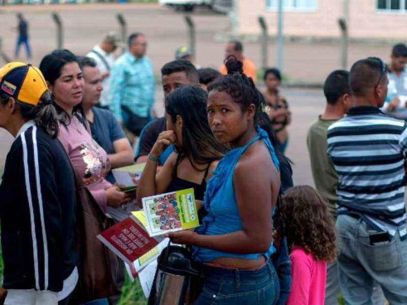 Migranti venezuelani al confine col Brasile (foto LaPresse)