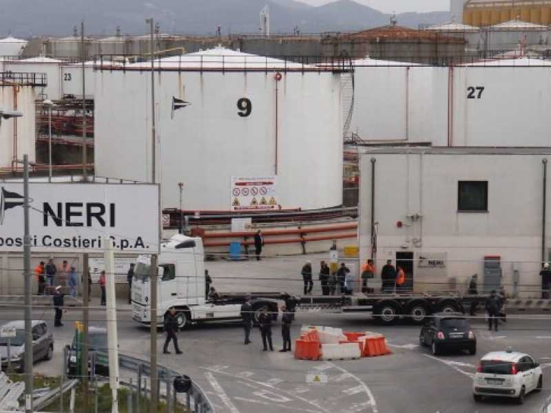 L'area del porto di Livorno evacuata dopo l'esplosione che ha causato la morte di due operai (foto LaPresse)