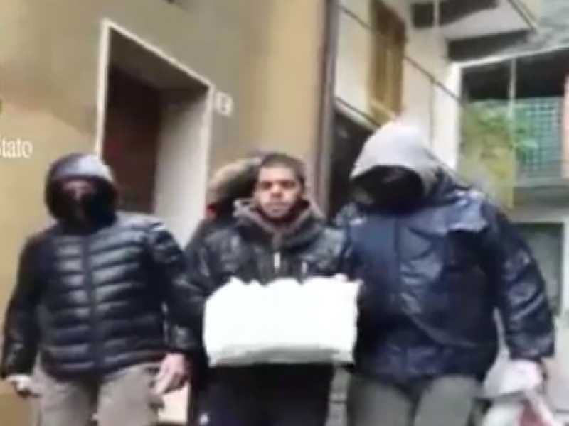Un'immagine dell'arresto del 23enne marocchino Elmahdi Halili